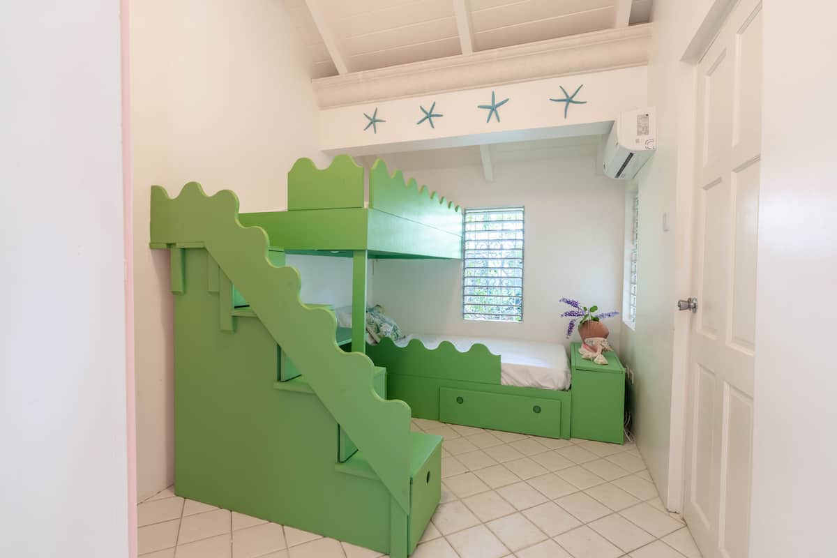 Playful green bunk room decorated with starfish