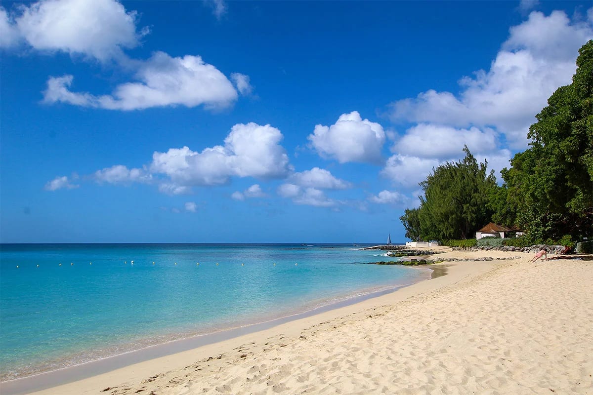 Turquoise water and pale sand at Paynes Bay